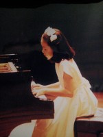 I sometimes think that there was nothing stopped me to love music during that time. Music must have been everything for the girl in the pictire. After years and years, the girl who just turned to 22 realizes that she can never be able to go back to the pure heart that the little girl used to have.